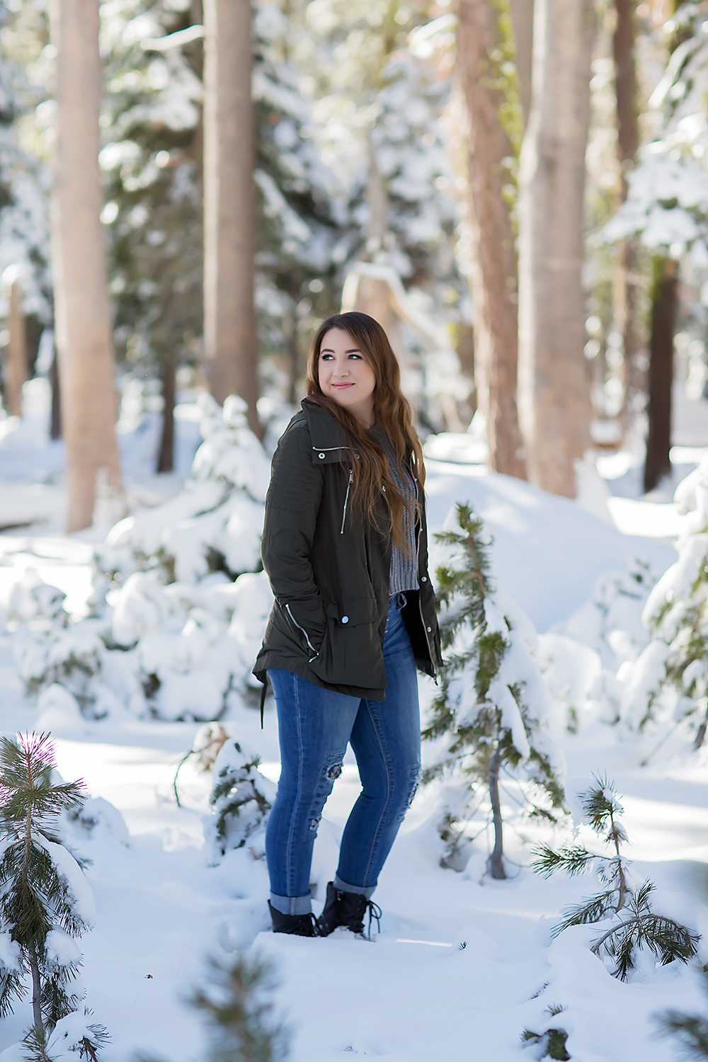 senior snow session in Tahoe, California by El Dorado Hills senior photographer Colleen Sanders scarf, warm, cozy, winter.